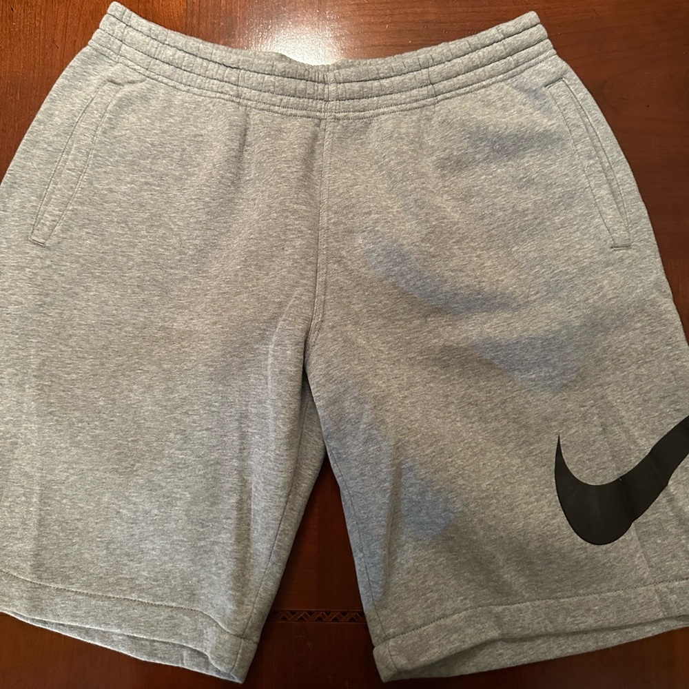 MENS NIKE SWEAT SHORT. SIZE L.